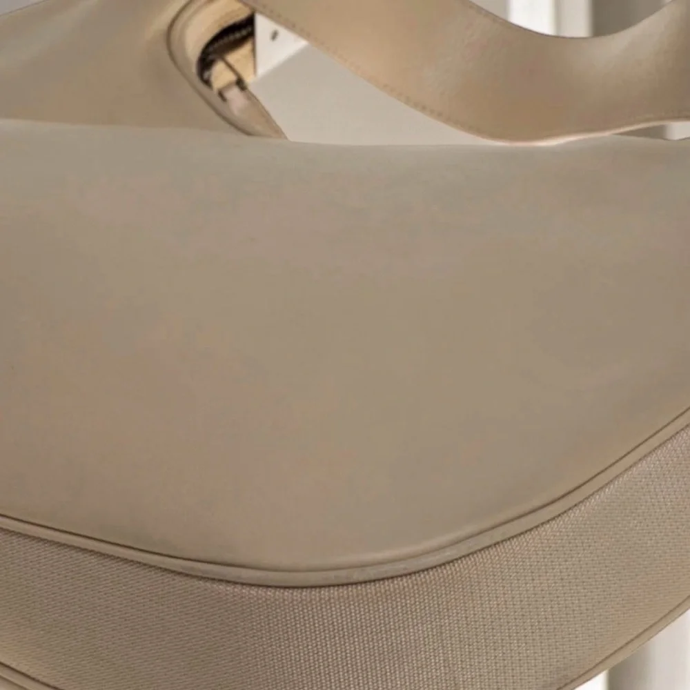 AUTHENTIC GUCCI CREAM LEATHER HOBO SILVER “G” HW. SHOULDER/CROSSBODY